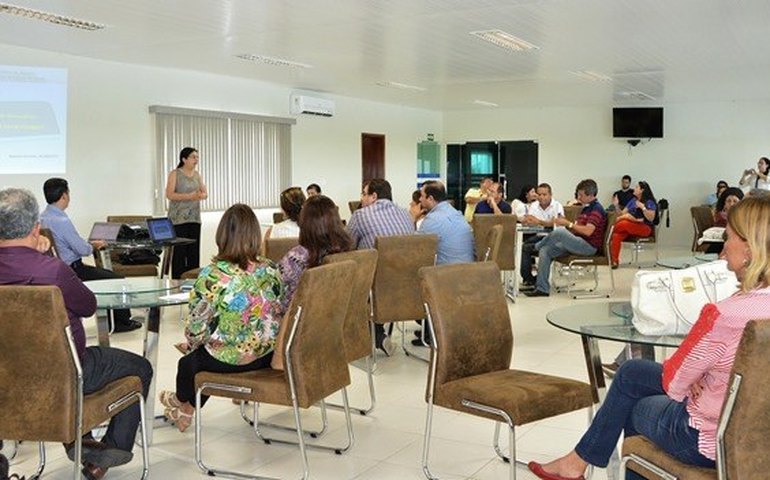 Secretária faz pacto com prefeitos para combater dengue e chikungunya