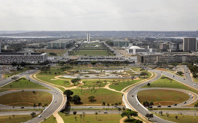 Emendas parlamentares e juros da dívida apertam investimentos públicos