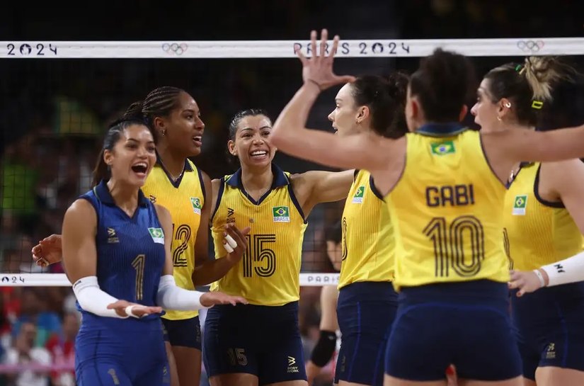 Brasil vence República Dominicana e vai à semifinal no vôlei feminino
