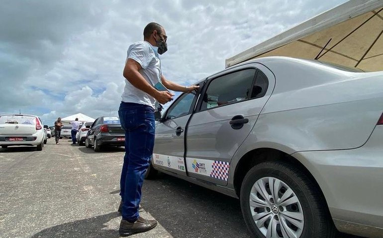 Prefeitura de Penedo viabiliza inclusão dos taxistas no benefício que paga R$ 6 mil reais para cada prestador do serviço