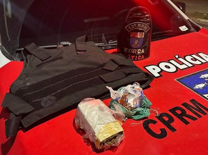 PM prende faccionado do Comando Vermelho com drogas e colete balístico