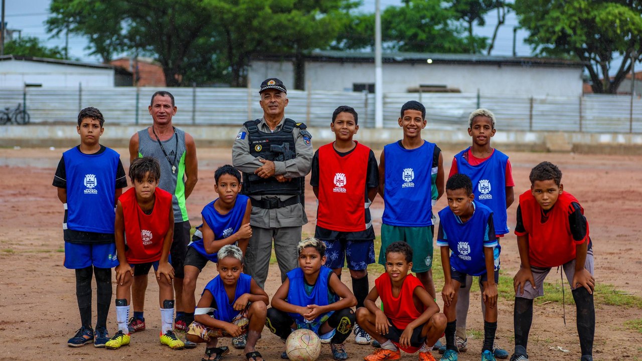 Treinador de sonhos: militar alagoano aposta no esporte como instrumento de mudança para jovens da orla lagunar de Maceió