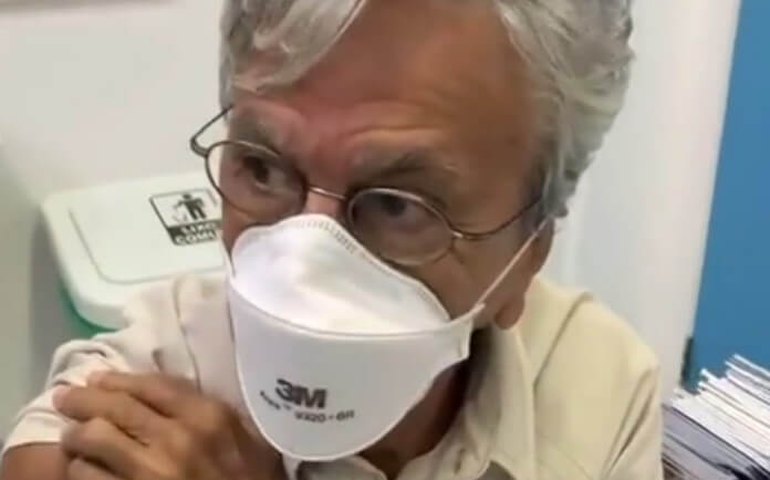 Caetano Veloso é vacinado contra covid-19 e celebra: ‘Chegou a data’
