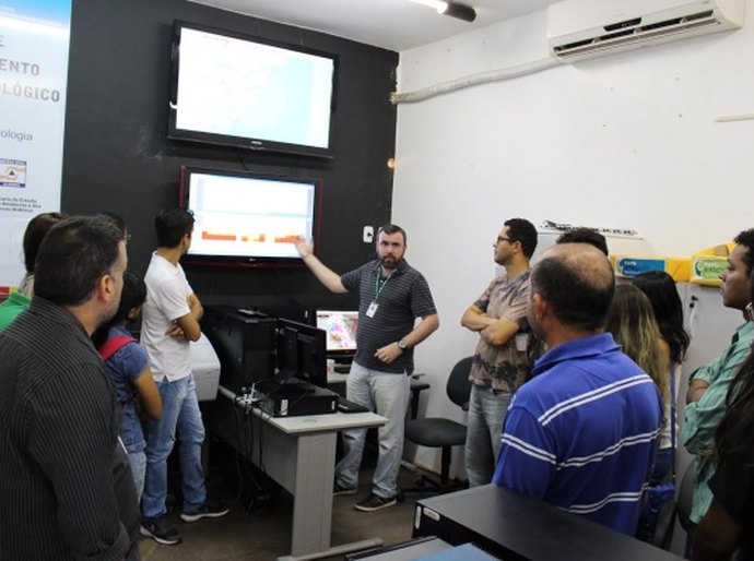 Alunos de Engenharia Ambiental conhecem Sala de Alerta da Semarh