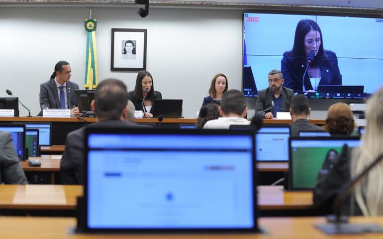 Especialistas afirmam que educação bilíngue para surdos requer metodologia própria
