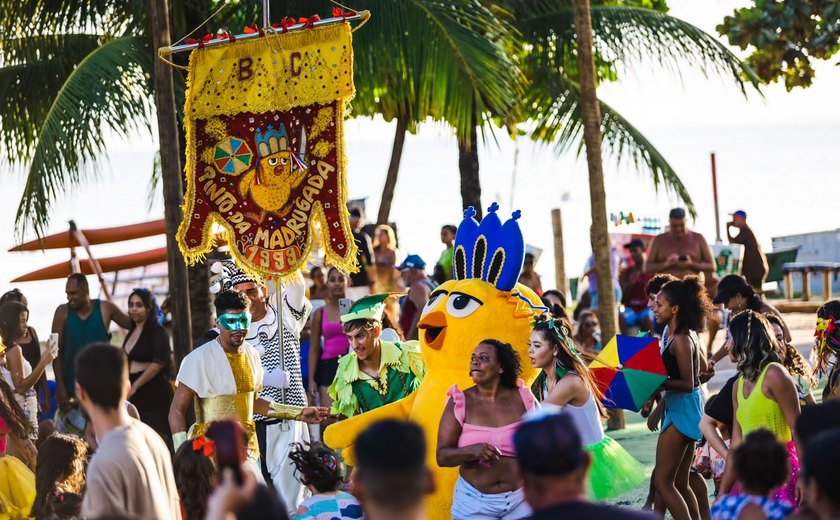 Pinto da Madrugada leva a folia do carnaval em cortejo pelo Marco dos Corais