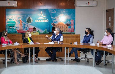 Prefeito em exercício, Ronaldo Lessa, recebe a visita da secretária nacional da Família
