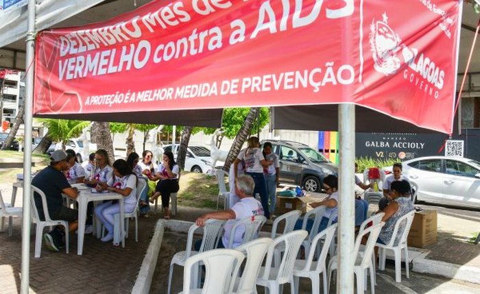 Medicamentos antirretrovirais auxiliam no tratamento contra o HIV