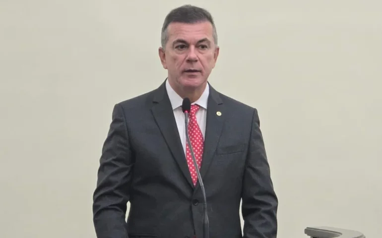 Sede de Cuidado: Ronaldo Medeiros amplia proteção animal com projeto que garante água aos animais em espaços públicos de Alagoas