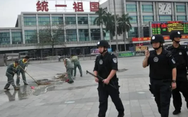 Quatro professores de faculdade dos EUA são esfaqueados na China