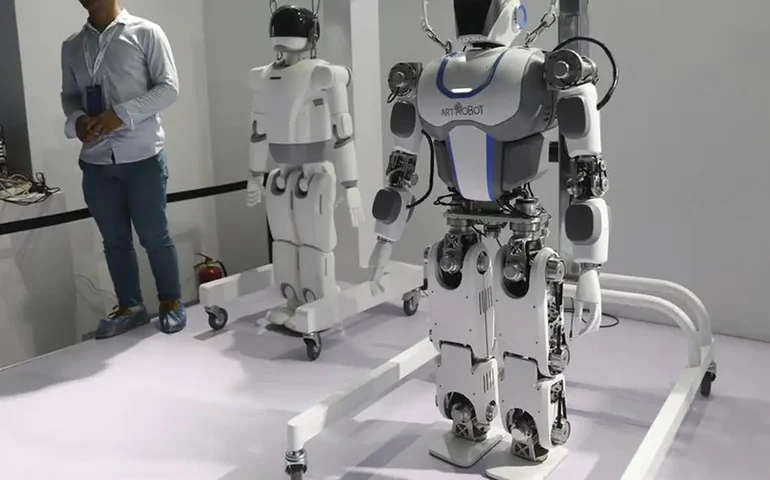 Robô humanoide realiza tarefas domésticas por meio de inteligência artificial