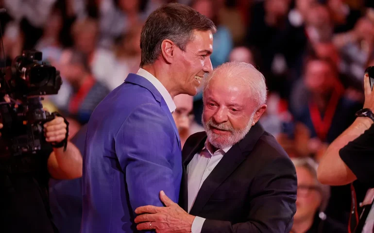 Enquanto Trump ataca a Espanha, democratas americanos participam de uma manifestação progressista em Barcelona