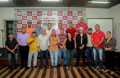 Ronaldo Lopes dialoga com representantes das associações de moradores de Penedo