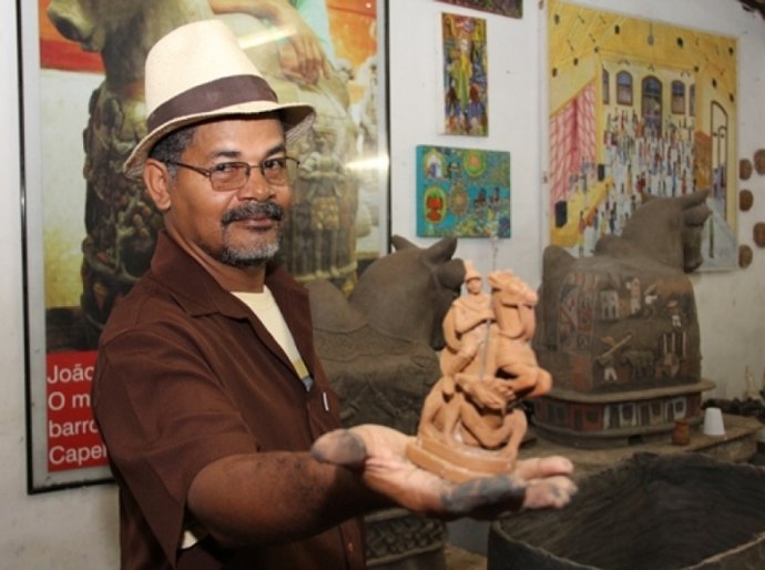 Uma vida na ponta dos dedos: mestre artesão conta a sua história com o barro