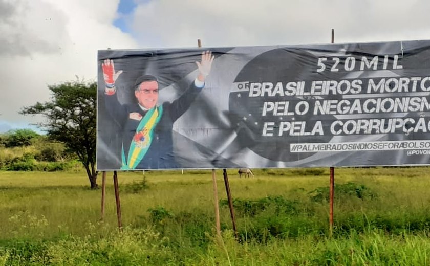 Outdoor &#8220;Fora Bolsonaro&#8221; é alvo de vândalos em Palmeira dos Índios