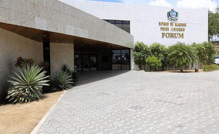 Segundo a acusação, Ivanildo de Almeida Rodrigues desferiu 10 golpes de faca contra sua ex-companheira Segundo a acusação, Ivanildo de Almeida Rodrigues desferiu 10 golpes de faca contra sua ex-companheira