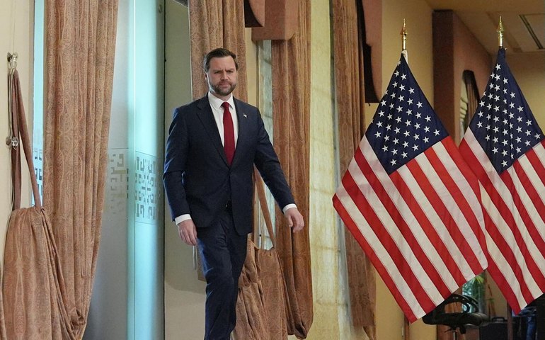 Vice-presidente dos EUA exige que Irã entregue urânio enriquecido e reabra Ormuz