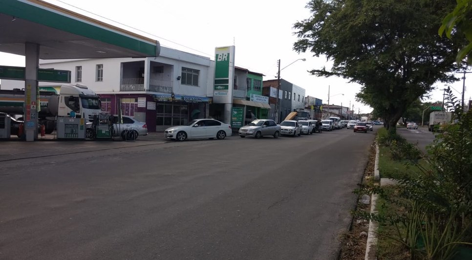 posto sendo reabastecido