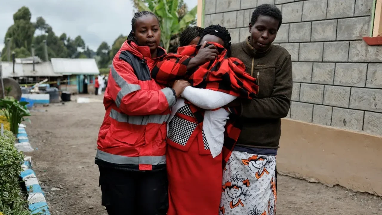 'Encontrem meu filho': Famílias aguardam com angústia notícias de filhos após incêndio em escola do Quênia