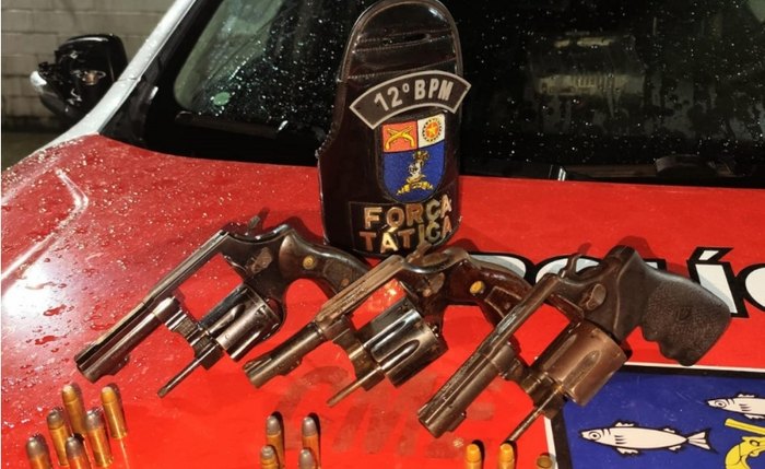 PM apreendeu três armas de fogo após interceptar um veículo com criminosos na madrugada PM apreendeu três armas de fogo após interceptar um veículo com criminosos na madrugada
