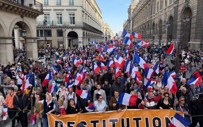 Milhares protestam em Paris pedindo a renúncia do presidente Emmanuel Macron