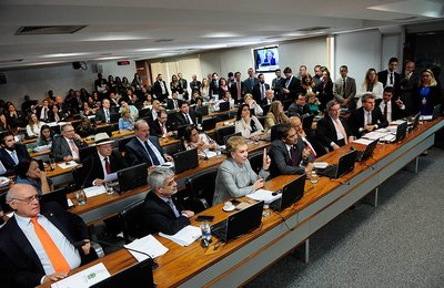 CCJ do Senado aprova projeto que criminaliza importunação sexual