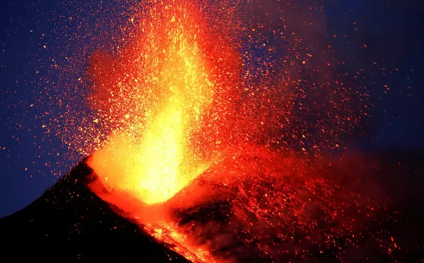 Vulcão Monte Ibu entra em erupção na Indonésia e projeta fumaça quilométrica