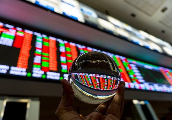 Bolsa despenca com medo dos juros nos EUA; dólar cai e volta a R$ 4,90