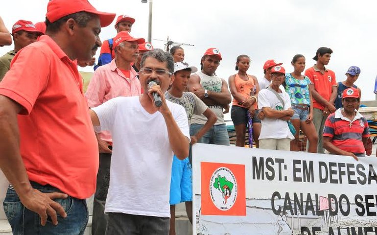 Vereador Edvaldo apoia passeata do MST em luta pelo uso do Canal do Sertão