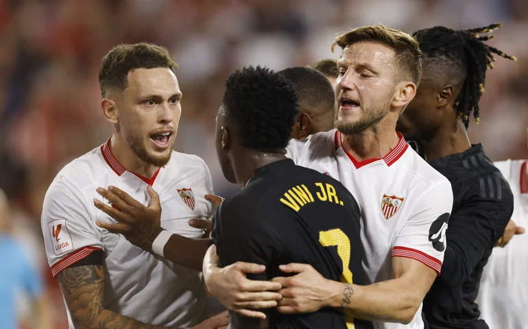 Sevilla expulsa torcedor que cometeu atos racistas em jogo contra Real