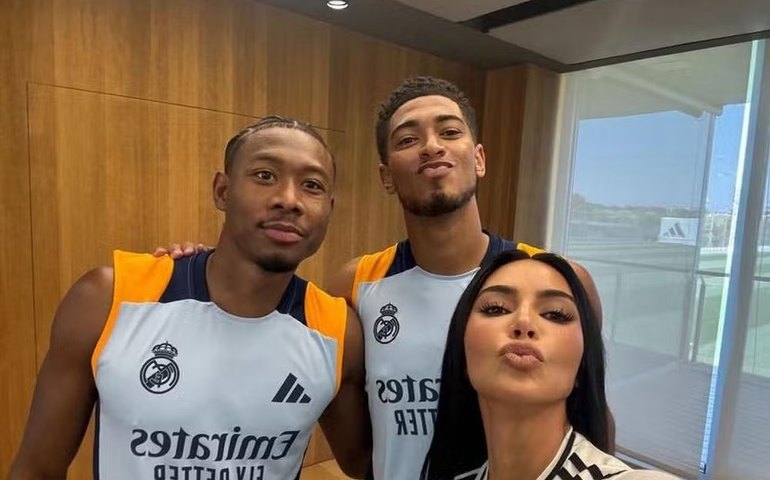 Kim Kardashian visita CT do Real Madrid e posa para fotos com Vini Jr. e outros jogadores