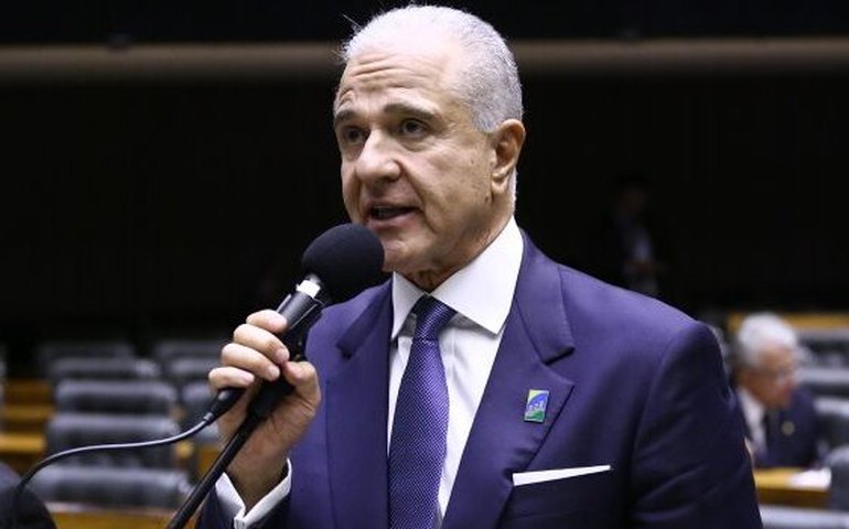 Projeto regulamenta formulação de gasolina e óleo diesel por empresas