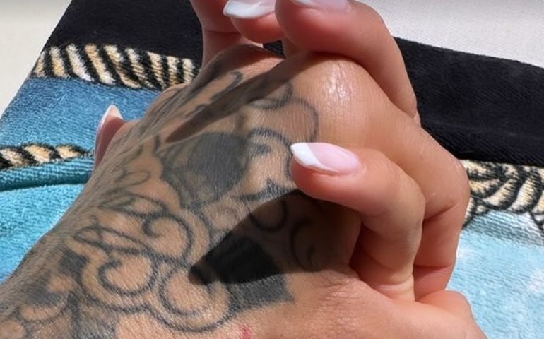 Joana Sanz, mulher de Daniel Alves, posta foto de mãos dadas com o ex-jogador