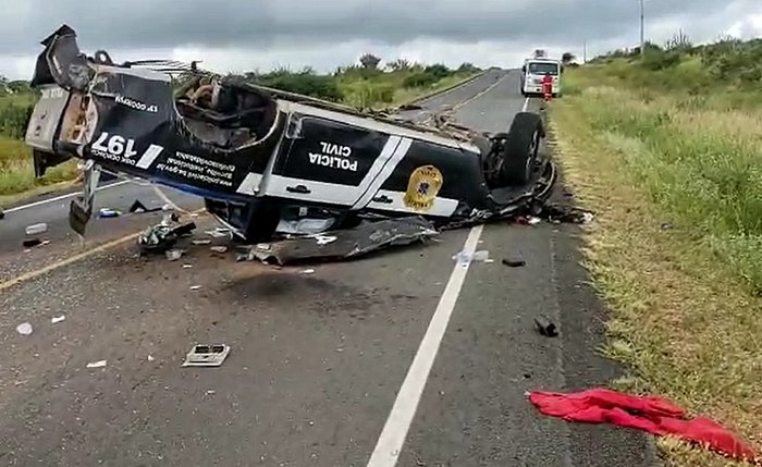 Veículo capotou na estrada e duas pessoas morreram Veículo capotou na estrada e duas pessoas morreram