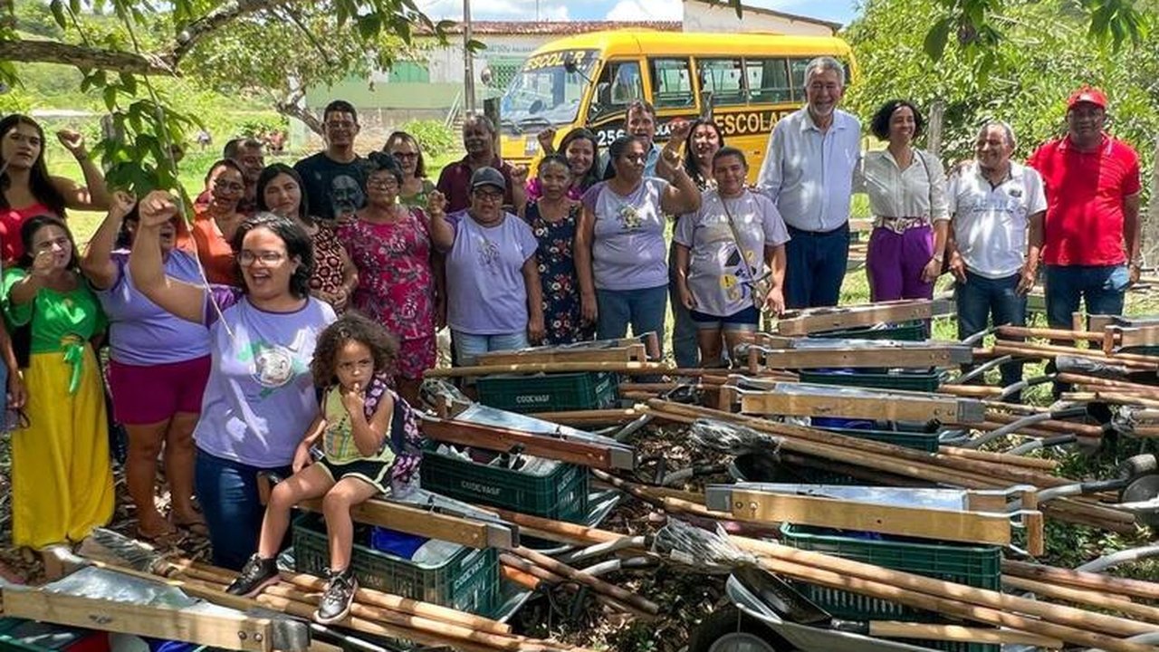 Semudh participa de entrega de kits agrícolas para associação de mulheres do campo