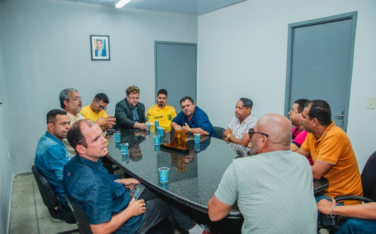 SMTT media reunião entre autoescolas e moradores para garantir segurança viária no Clima Bom