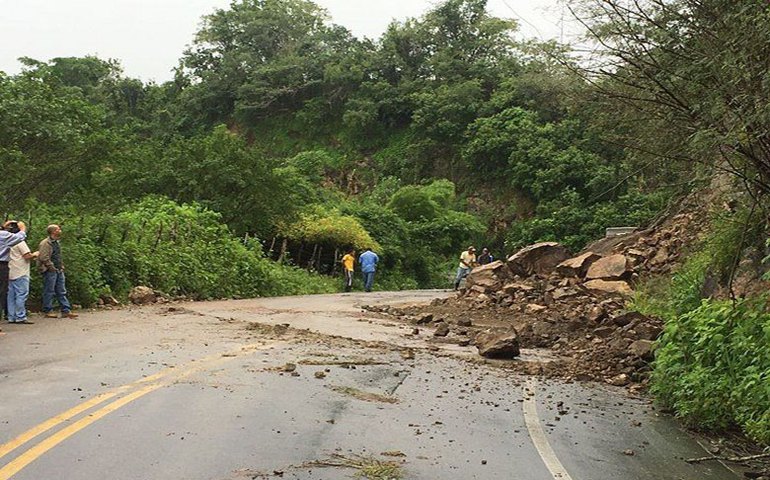 Pedras da Serra do Muro, em Palmeira, podem desabar sobre a estrada a qualquer momento