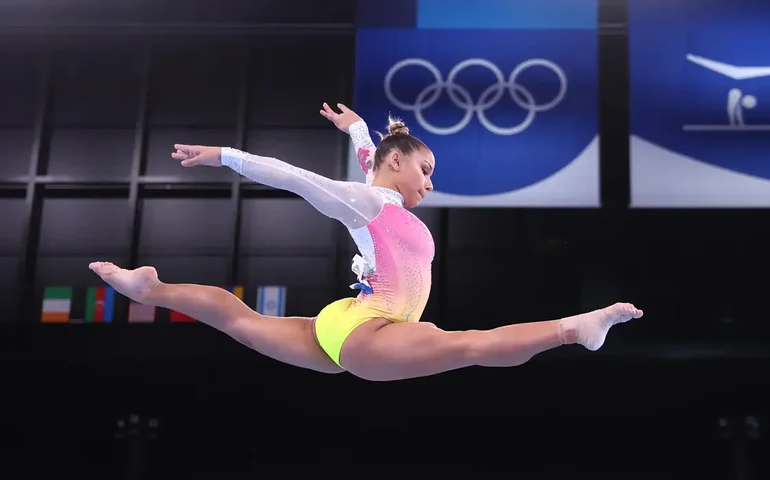 Flávia Saraiva avança à final da trave com a segunda melhor nota no Mundial de Jacarta