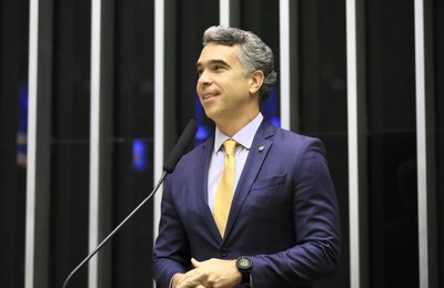 Deputado Rafael Brito comemora anúncio do presidente Lula sobre poupança para alunos do Ensino Médio