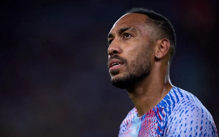 Aubameyang confirma lesão na mandíbula após agressão sofrida em assalto