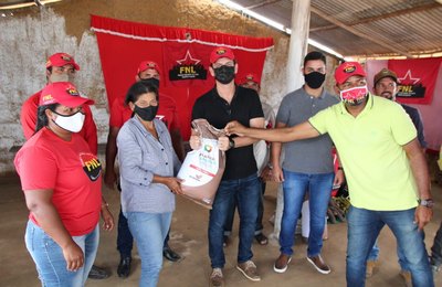 Prefeitura de Coruripe entrega sementes do Governo do Estado a agricultores do Sapel