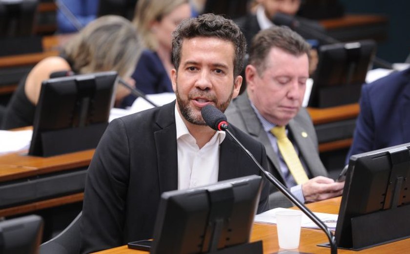 Conselho de Ética da Câmara suspende mandato de André Janones por 3 meses