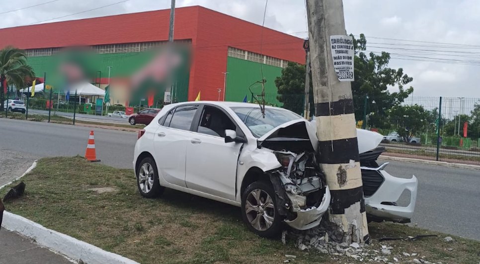 CARRO BATE POSTE TANCREDO NEVES