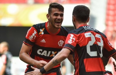 Com gols de promessa, Fla vence Atlético-MG e volta ao G-4 do Brasileirão