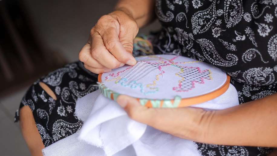 Mulheres ocupam cada vez mais espaço no artesanato alagoano