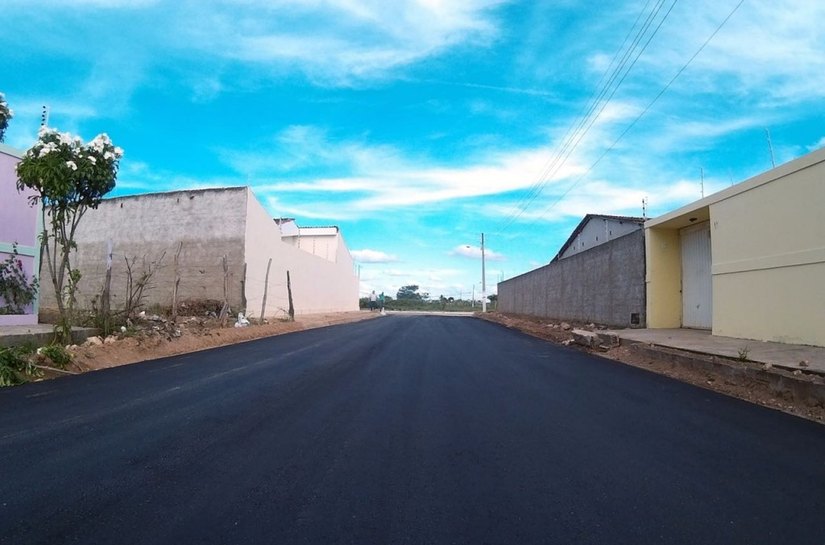 Prefeitura de Arapiraca asfalta novas ruas do bairro Cavaco