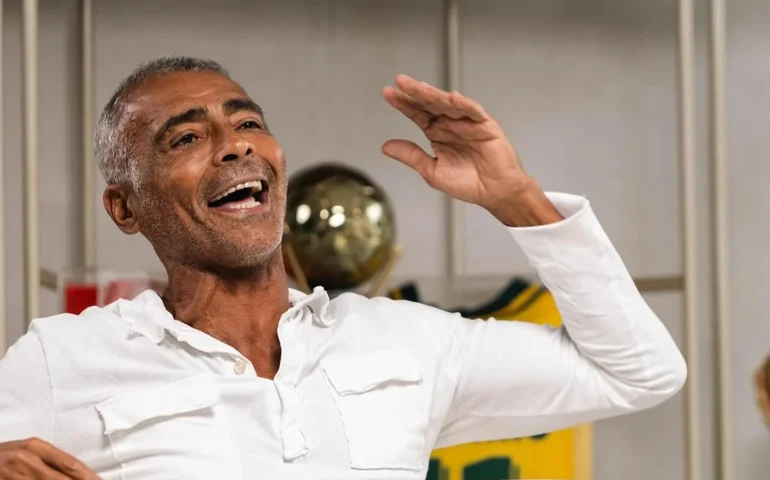 Jornal espanhol destaca Romário em momento descontraído no carnaval do Rio