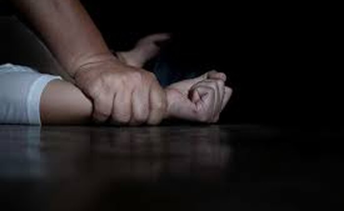 Pai é preso acusado de estuprar a filha de quatro anos