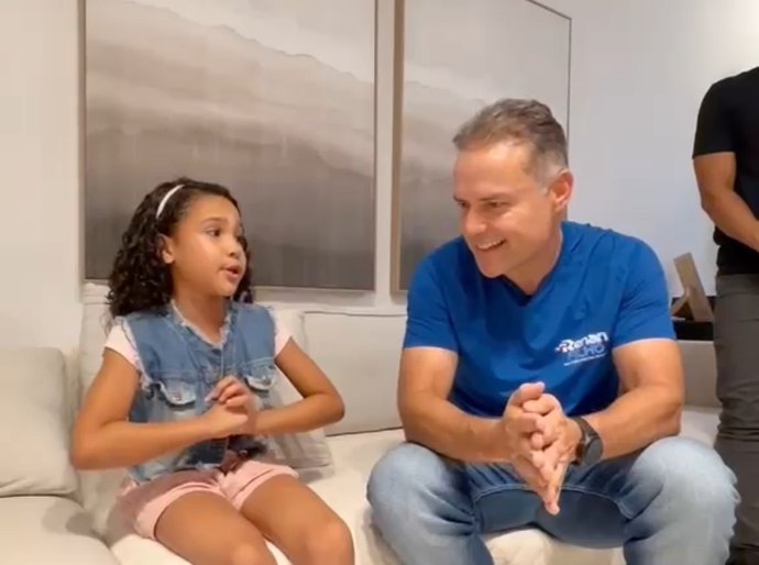 Renan Filho conhece criança que viralizou falando inglês e exalta educação pública
