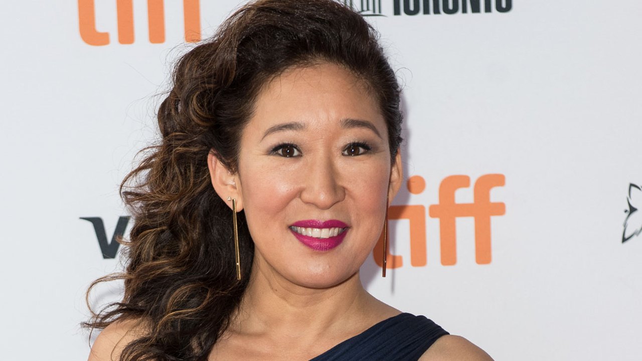 Sandra Oh leva os pais ao Emmy e faz sucesso nas redes sociais